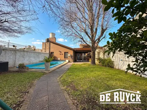 Chalet 4 ambientes con verde y pileta a pasos Avenida Calchaqui