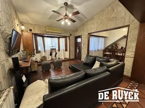 Casa en Venta con 2 cocheras
