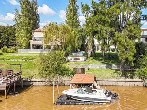 Venta de Casa en Lote al río -Santa Catalina, Villanueva, Tigre, con muelle propio. Orientación Noro