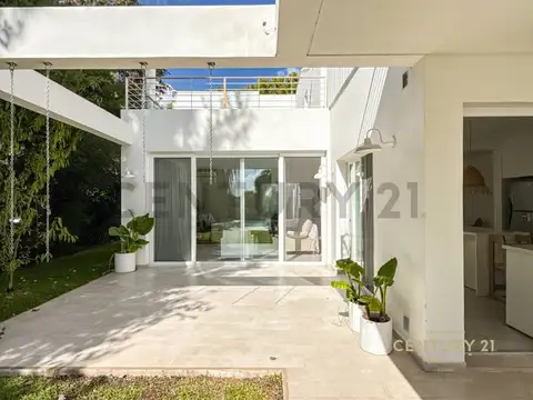Venta de Casa en Lote al río -Santa Catalina, Villanueva, Tigre, con muelle propio. Orientación Noro