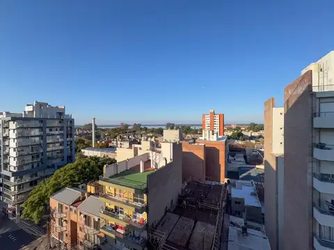 Monoambiente en alquiler, vista parcial rio, balcon