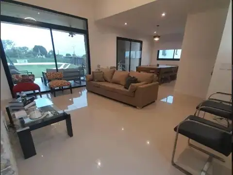 Casa en Alquiler con 1 cochera
