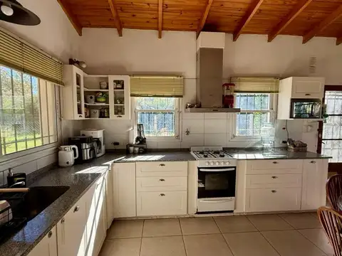 Casa 4 ambientes con 2 baños