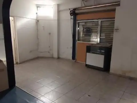 Casa 4 ambientes + local y coch. venta en Pompeya