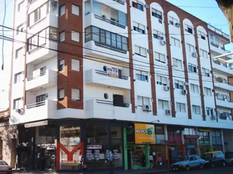 Monoambiente amplio dividido , al frente.-