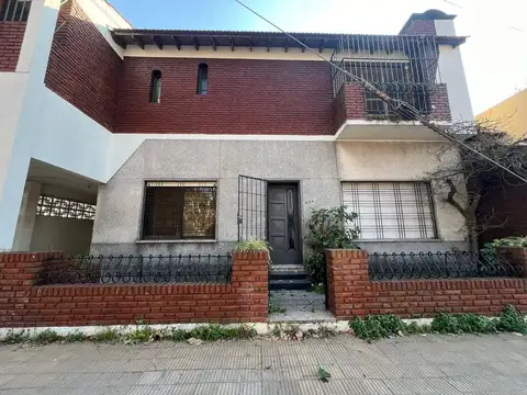 *CASA PH DE 4 AMB. CON PATIO Y COCHERA  *TODO EN PLANTA BAJA *A REFACCIONAR *VENTA DIRECTA 