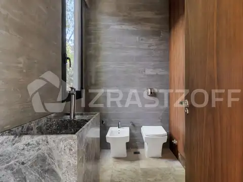 Casa 9 ambientes con 4 baños