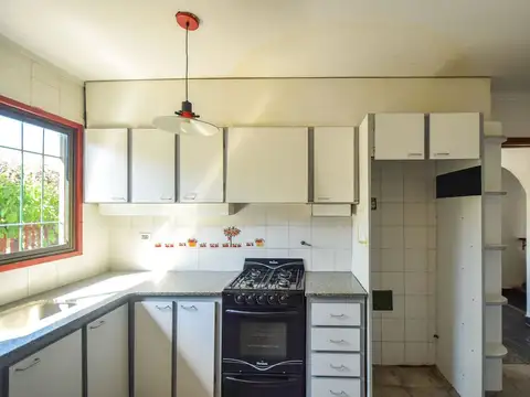 venta casa 4 ambientes con parque y cochera doble