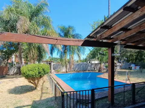 Casa  3ambientes con pileta , dos lotes unificados