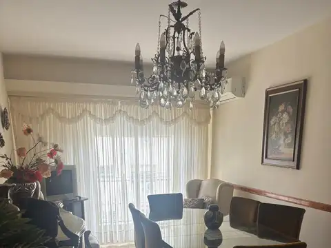 EXCELENTE DOS AMBIENTES AL FRENTE CON BALCÓN Y AIRE ACONDICIONADO