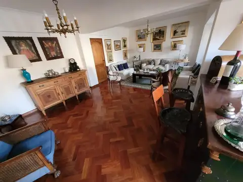 Casa 8 ambientes con 3 baños