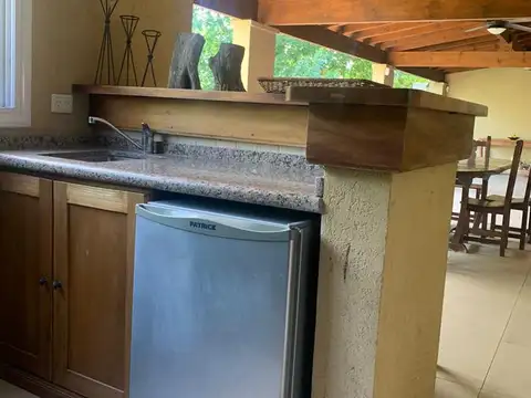 Casa en Alquiler con 2 cocheras