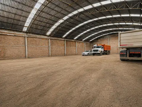 Galpón 600m² techo 8m + 2 viviendas. Lote 1.200m². Gas, agua, cloacas. Escritura lista. Sin comisión. Turno previo. WA 
