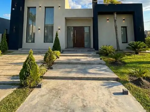 Casa en venta 4 ambientes en Lagos de Canning