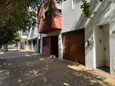 CASA DE 3 DORM COCHERA (PH) PZA 19 de Nov (44 Y 25) LA PLATA