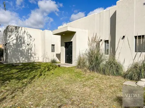 Casa 5 ambientes con 3 baños