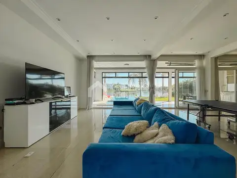 Casa 5 ambientes con 4 baños