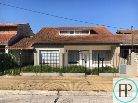 Casa en venta c/ cochera en Luis Guillón