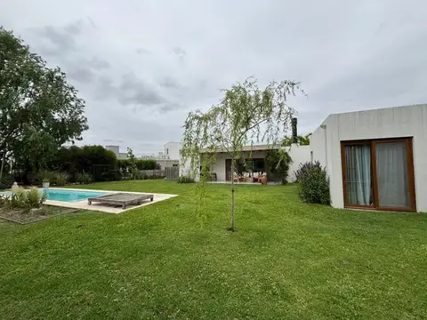 Casa en venta con pileta en B. Norte, B. El Canton. Escobar