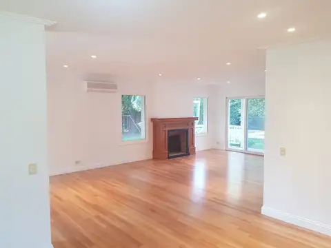 Casa en Alquiler con 2 cocheras