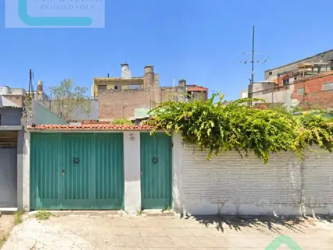 Casa en Venta a refaccionar sobre lote propio con local en Tablada