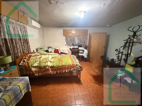 Casa en Venta a refaccionar sobre lote propio con local en Tablada
