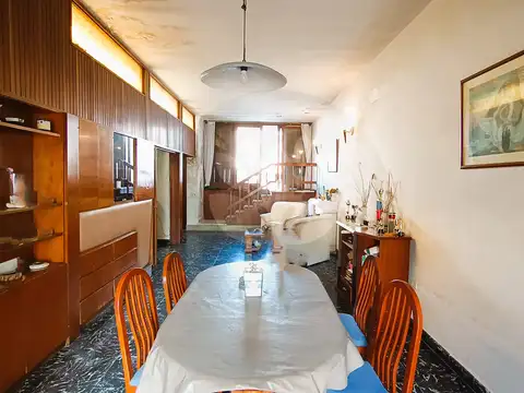 Venta - Casa de 200 m2 APTO BANCO - sobre avenida 1 entre 61 y 62 - 3 dormitorios - cochera - Evalúa tomar departamentos en parte de pago