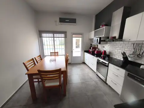 Casa 6 ambientes con 4 baños