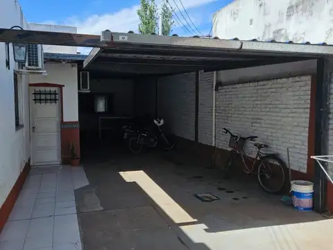 Casa 6 ambientes con 2 baños