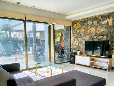 Casa 6 ambientes con 3 baños