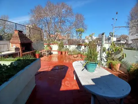 Excelente PH con entrada independiente y hermosa terraza con parrilla en esquina!