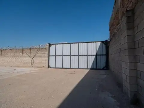 TERRENO DE 3000 M2 CON GALPÓN Y OFICINAS