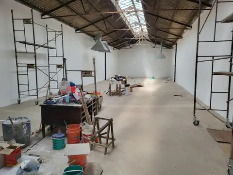 Galpón y 5 dptos. en block