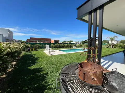 CASA EN VENTA 5 AMBIENTES PRADOS DEL OESTE