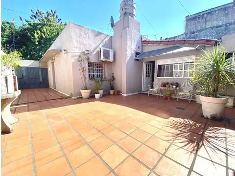 OPORTUNIDAD CASTELAR  PRECIO DE REMATE  CASA 220M2 (SON 3 UNIDADES) 5AMB+DPTO+COCHERA P/3 AUTOS