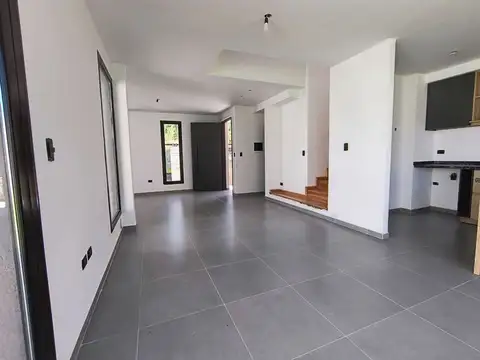 Casa 4 ambientes con 2 baños