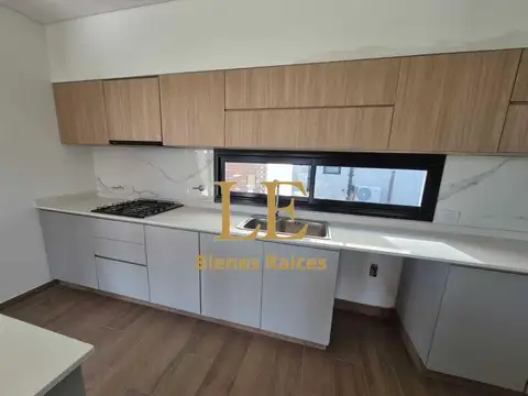 Casa en Venta con 3 cocheras