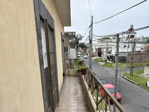 Venta casa con 2 galpones, terraza y jardín – Villa Bonich