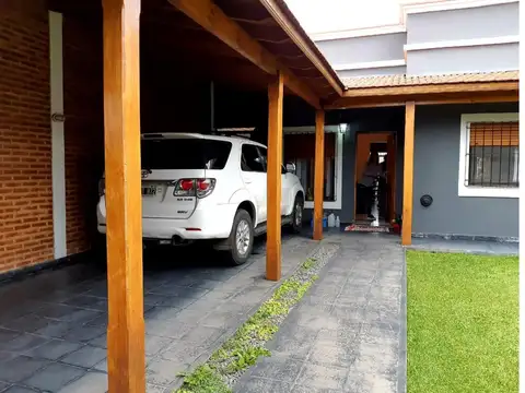 Casa 3 amb. con 2 cocheras, parque y quincho * VENTA