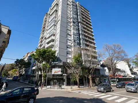 AMPLIO DEPARTAMENTO DE 3 AMBIENTES CON BALCON EN VENTA. OLIVOS