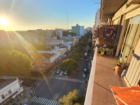 AMPLIO DEPARTAMENTO DE 3 AMBIENTES CON BALCON EN VENTA. OLIVOS