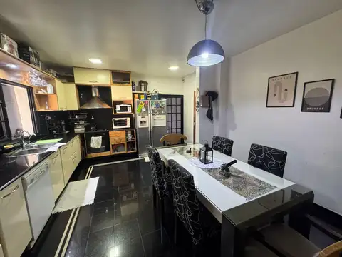 CHALET 4 AMB. CON PARQUE Y PILETA CLIMATIZADA