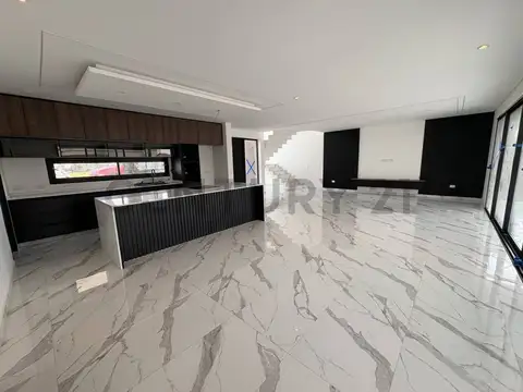 VENTA Casa Premium a Estrenar con Piscina, Galería y Parrilla | Diseño Moderno d