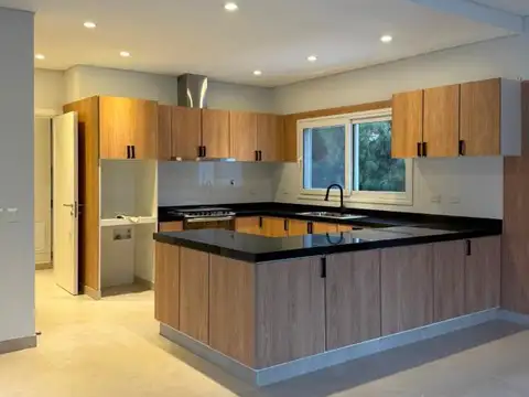 Casa 8 ambientes con 6 baños