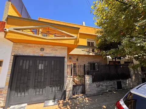 Casa en Venta – 4 Ambientes con Amplios Espacios y Terraza