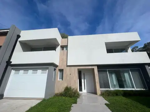 Casa en Venta en Barrio Parque Leloir, USD 455.000