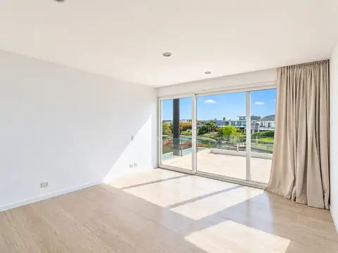 Casa 8 ambientes con 6 baños