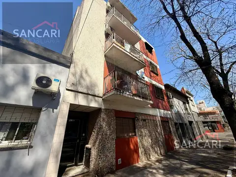 Departamento de 3 ambientes con patio en Parque Patricios