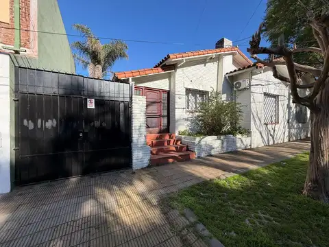 Casa en lote propio. 2 dorm amplios. Muy buen estado!