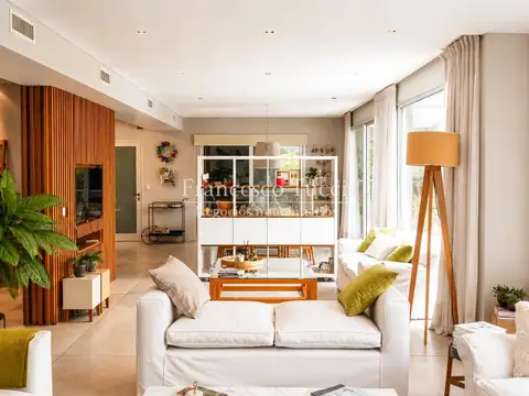 Casa en Venta con 8 cocheras